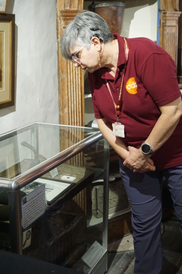 Ellh looks at exhibits